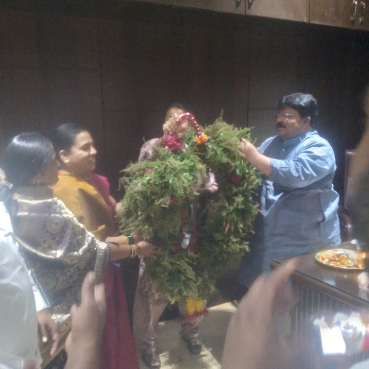 *आ.प्रणिती शिंदे यांनी घेतली राजू खरे यांची भेट*  *पंढरपूर ,मोहोळ आणि उत्तर सोलापूर भागात खरे यांची ताकद मोठी*