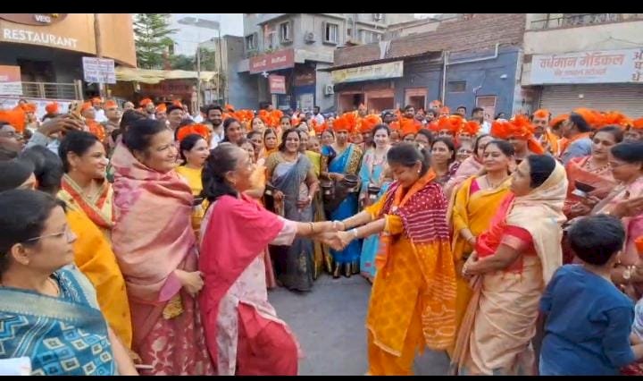 *प्रणिती शिंदे यांचा शोभायात्रेत सहभाग; गुढीपाडव्याच्या शुभेच्छा देत धरला फुगडीचा फेर*