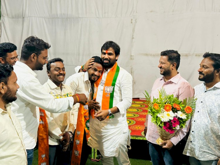 *आमदार प्रणिती शिंदे यांनी दमदाटी केलेल्या काँग्रेस कार्यकर्त्यांचा भाजपमध्ये प्रवेश*  *आमदार राम सातपुते यांना प्रचंड मताधिक्याने निवडून आणण्याचा केला निर्धार*