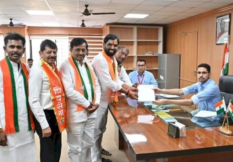 *सोलापूरात ना. फडणवीस यांच्या उपस्थितीत उमेदवारी अर्ज दाखल*  *भाजपा आणि महायुतीचे प्रचंड मोठे शक्ती प्रदर्शन*   *सातपुते, निंबाळकरांचा अर्ज भरण्याच्या मिरवणुकीस हजारोंची गर्दी*