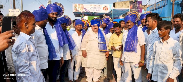 *मोहोळच्या मंडळाकडून राजू खरे यांना निमंत्रण*  *मिरवणुकीचा नारळ फोडून जंगी मिरवणूक*