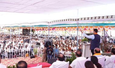 *विठ्ठल परिवार दत्तक घेवू: ना.फडणवीस*  *एक वर्षाच्या आतच राष्ट्रवादीला विसरत भाजपला  दिली साथ*  *पहिल्याच सभेत चेअरमन  अभिजीत पाटील यांना फडणवीस यांचे मन जिंकण्यात यश*