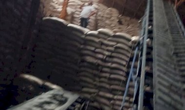 *वादळी वारे व पाऊस यामुळे करकंब येथील विठ्ठलराव शिंदे कारखान्या वरील पत्रे उडाले ...!*   *गोडाऊनचे नुकसानीसह 25 ते 30 हजार क्विंटल साखर भिजली* ...  *कोट्यावधी रुपयांचे नुकसान.*