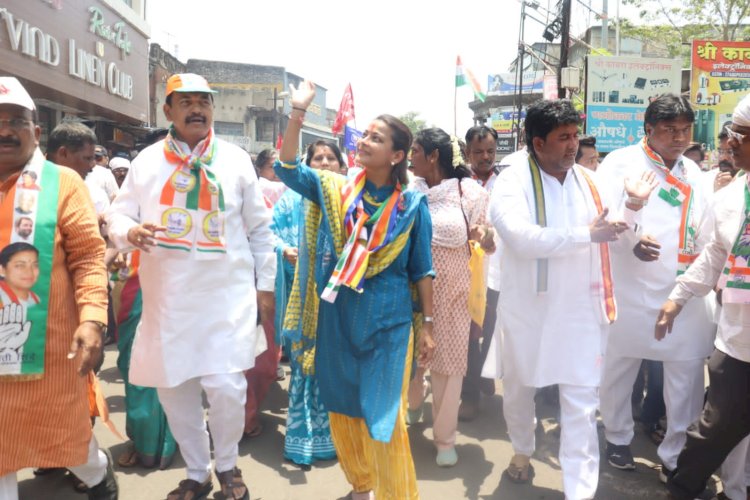 *मतदारांच्या प्रतिसादाने आ. प्रणिती शिंदे यांच्या प्रचारात उत्साह*  *सोलापूर लोकसभेचा विजय तुम्हा सर्वांचा असेल*    *आ.प्रणिती शिंदे यांनाही लागली आहे विजयाचीच चाहूल*