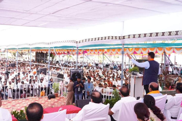 *विठ्ठल परिवार दत्तक घेवू: ना.फडणवीस*  *एक वर्षाच्या आतच राष्ट्रवादीला विसरत भाजपला  दिली साथ*  *पहिल्याच सभेत चेअरमन  अभिजीत पाटील यांना फडणवीस यांचे मन जिंकण्यात यश*