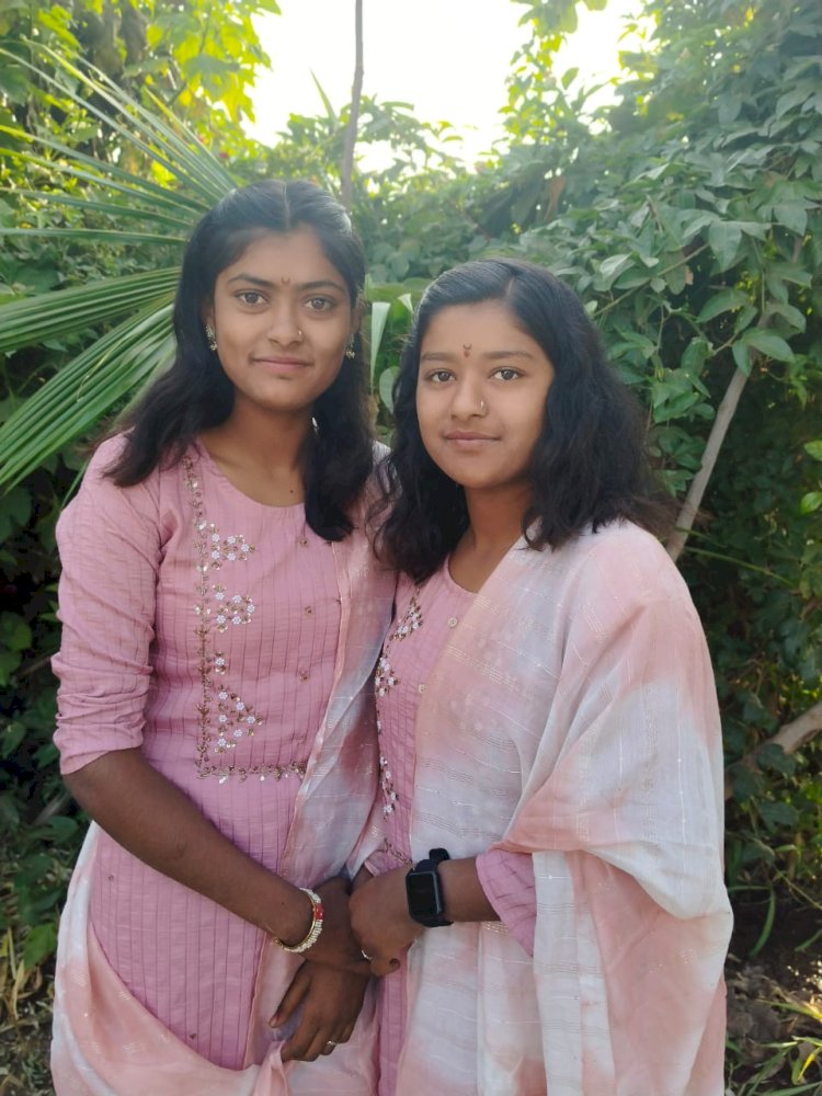 *करकंब आदर्श प्रशालेच्या तेजश्री व तृप्ती नागणे या जुळ्या बहिणी समान गुण घेत प्रथम*  *९३ टक्के गुण मिळवत प्रथम क्रमांक पटकाविला*