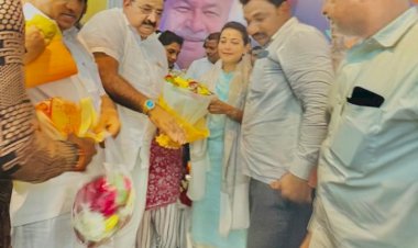 *नागेशदादा फाटे यांचेकडून नूतन खा. प्रणितीताई शिंदे यांचे स्वागत**माजी उपमुख्यमंत्री विजयसिंह मोहिते पाटील यांनाही वाढदिवसानिमित्त दिल्या शुभेच्या*