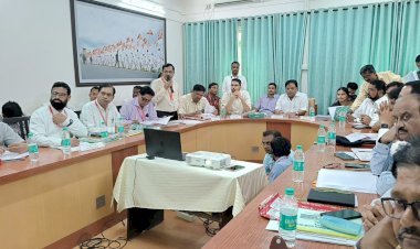 *यंदाही राहणार आषाढी यात्रेदरम्यान ‘आरोग्याची वारी पंढरीच्या दारी’  *राज्याचे सार्वजनिक आरोग्य मंत्री डॉ. तानाजीराव सावंतयांनी घेतली अधिकारी यांच्यासोबत आढावा बैठक* *    *पालखी सोहळा प्रस्थानापासून आरोग्य यंत्रणा कार्यरत