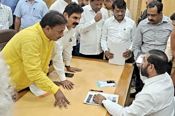 *पंढरीतील मेहतर समाजाच्या घराच्या प्रश्नासाठी मनसेची उडी*  *मनसेचे नेते दिलीप धोत्रे  यांचेकडून मुख्यमंत्री शिंदे यांना घातले साकडे*    *मुख्यमंत्र्यांनीही दिल्या आहेत नगरविकास विभागाचे मुख्य सचिवाला कार्यवाहीच्या सूचना*