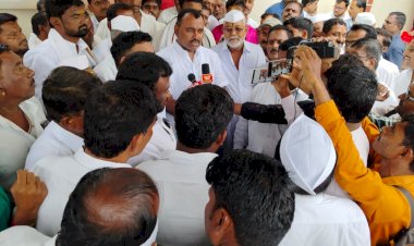 *काळे समर्थक प्रमुख नेत्याचे आ. समाधान आवताडे यानाही साकडे!*  *चेअरमन कल्याणराव काळे यांच्या आमदारकीसाठी  गाड्यांचा ताफा मंगळवेढ्यात*