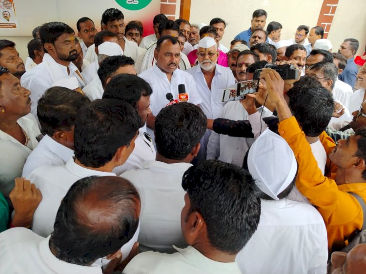 *काळे समर्थक प्रमुख नेत्याचे आ. समाधान आवताडे यानाही साकडे!*  *चेअरमन कल्याणराव काळे यांच्या आमदारकीसाठी  गाड्यांचा ताफा मंगळवेढ्यात*