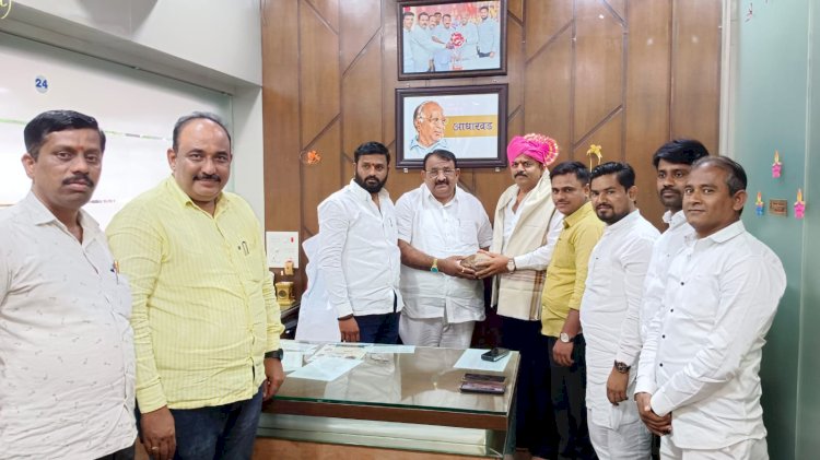 *राष्ट्रवादी काँग्रेसच्या ज्येष्ठ नेत्यांची नागेशदादा फाटे यांच्या कार्यालयास भेट*   *उद्योग व व्यापार विभागाच्या वतीने करण्यात आले स्वागत*
