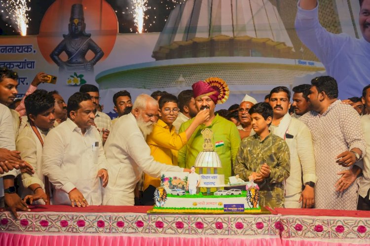 *आगामी विधानसभा निवडणुकीत  आमदार होणारच!*    *विठ्ठलचे चेअरमन अभिजीत पाटील उमेदवारीवर ठाम*   *पंढरपूर -मंगळवेढा कि माढा यावरती प्रश्नचिन्ह मात्र कायम*  *वाढदिवसानिमित्त शेतकऱ्यांना न घाबरण्याचे केले आवाहन* 