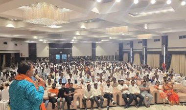 *हजारो बौद्ध बांधवांसह मनसे नेते दिलीप बापू धोत्रे यांनी घेतले नागपूर दीक्षाभूमी चे दर्शन*   *धम्मचक्र परिवर्तन दिनानिमित्त पंढरपूर येथून निघालेली मनसे धम्म यात्रा नागपूर येथे दाखल*  *भगवान गौतम बुद्ध आणि बोधिसत्व डॉ. बाबासाहेब आंबेडकर यांना अभिवादन*