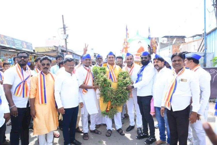 *पंढरीत दिलीपबापू धोत्रे यांच्या उपस्थितीत  धम्मचक्र परिवर्तन दिनानिमित्त भव्य मिरवणूक* 