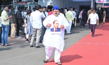*आंबेडकरांचा फोटो घेऊन विधिमंडळात केला प्रवेश*  *मोहोळचे आ. राजू खरे यांच्याकडून अमित शहा यांचा निषेध*