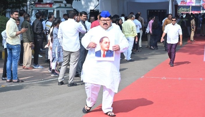*आंबेडकरांचा फोटो घेऊन विधिमंडळात केला प्रवेश*  *मोहोळचे आ. राजू खरे यांच्याकडून अमित शहा यांचा निषेध*