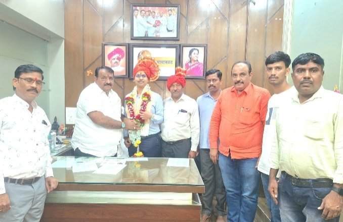 *गादेगावचा सुपुत्र झाला  समाजकल्याण अधिकारी*   *प्रदेशाध्यक्ष नागेशदादा फाटे यांच्या वतीने सन्मान*