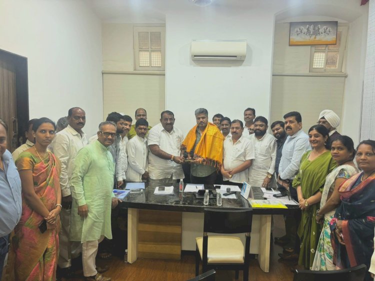 पक्षाच्या राज्य कार्यालयात उद्योग व व्यापार विभागाची बैठक संपन्न    *व्यापाऱ्यांना न्याय मिळवून देणे हीच खरी आपली जबाबदारी* : आ. रोहित पवार*  *उद्योग व व्यापार विभागाला नवी दिशा व नवे बळ देऊ*: *नागेश फाटे*