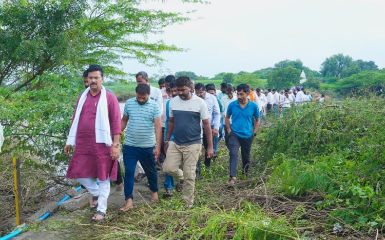 *आमदार अभिजीत पाटील यांच्याकडून सीना नदी काटच्या गावाच्या पूरपरिस्थितीची केली पाहणी*  *शासकीय यंत्रणाना दिले सरसकट पंचनामे करण्याचे आदेश*  *मुख्यमंत्री यांना भेटून माढा, पंढरपूर सह सोलापूर जिल्ह्यातील झालेल्या पूर परिस्थिती नुकसानीचे पंचनामे करून मदत करण्याचे दिले पत्र*  *तहसीलदार, तालुका कृषी अधिकारी यांचे सोबत केली पाहणी