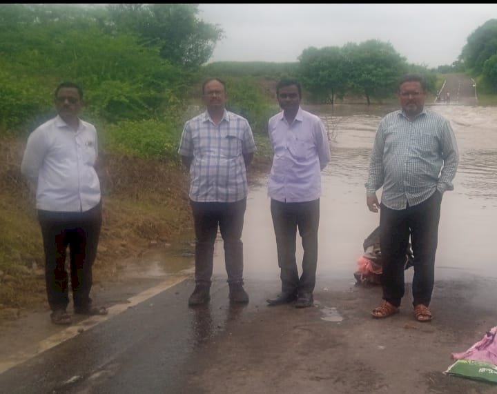 *कासाळगंगा ओढ्याची स्थानिक प्रशासनाकडून पाहणी*  *मंडल अधिकारी, तलाठी पोलिस पाटील यांची संयुक्तिक भेट*