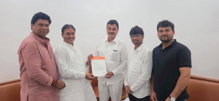 *शेतकऱ्यांना सरसकट एकरी पन्नास हजाराची मदत करा*  महाराष्ट्र नवनिर्माण सेनेचे नेते दिलीप धोत्रे यांची कृषीमंत्री दत्तात्रय भरणे यांच्याकडे मागणी*