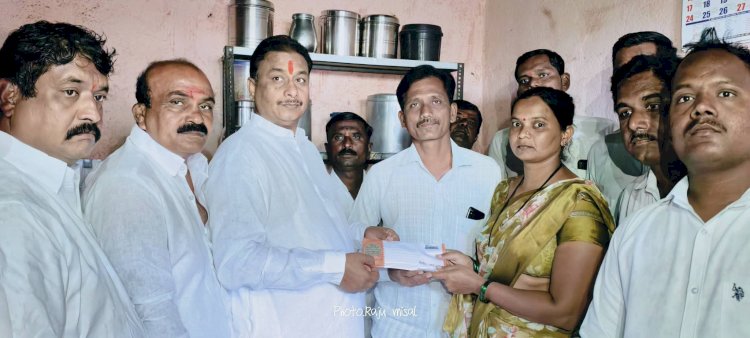  *नुकसानग्रस्त शेतकरी आणि घरांची पडझड झालेल्या कुटुंबांना मनसेच्या वतीने प्रत्येकी रोख  दहा हजार रुपयाची मदत*  *संकट काळात कायम पुढे असणारे मनसे नेते दिलीपबापू धोत्रे यांनी केली तातडीने मदत*