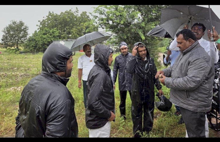 *आ. समाधान आवताडे पडत्या पावसातच अतिवृष्टीबाधित शेतकऱ्यांच्या  बांधावर*  *महसूल आणि कृषी विभागाच्या कामकाजाची केली पाहणी*  *सरकारच्या माध्यमातून सर्वतोपरी मदत मिळवून देण्याचे आ आवताडे यांचे आश्वासन*