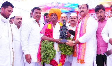 *विठ्ठलमूर्ती संरक्षण महोत्सव भक्तिभावाने संपन्न*  *आ.अभिजीत पाटलांनी विठ्ठलाच्या पादुका डोक्यावर घेत विठ्ठल संरक्षण दिन केला साजरा*  *देगावकरच्या पाटलांच्या विहिरीत ठेवलेल्या मूर्तीला 330 वर्ष झाली*     पंढरपूर/प्रतिनिधी 