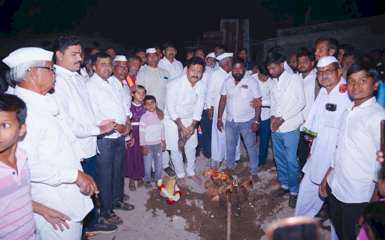 *आ.अभिजीत पाटील यांच्या स्थानिक विकास निधीतून कामाचे भूमिपूजन*  *निवडणुकीत दिलेला शब्द पाळण्यासाठी मी कटीबद्ध आहे* - आ.अभिजीत पाटील*  *जाधववाडी ता.माढा मारुती मंदिराच्या सभामंडप कामाचे भूमिपूजन संपन्न*