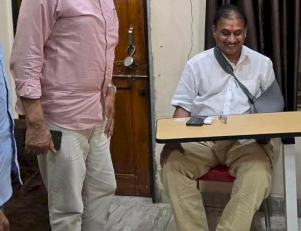 *बारामती ॲग्रोचे सर्वेसर्वा राजेंद्र पवार यांनी केली मनसे नेते दिलीप धोत्रे यांच्या तब्येतीची विचारपूस*  *राज्यातील अनेक दिग्गज नेत्यांकडूनही यापूर्वीच झाली आहे विचारपूस*