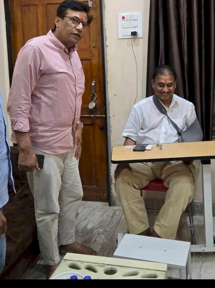 *बारामती ॲग्रोचे सर्वेसर्वा राजेंद्र पवार यांनी केली मनसे नेते दिलीप धोत्रे यांच्या तब्येतीची विचारपूस*  *राज्यातील अनेक दिग्गज नेत्यांकडूनही यापूर्वीच झाली आहे विचारपूस*